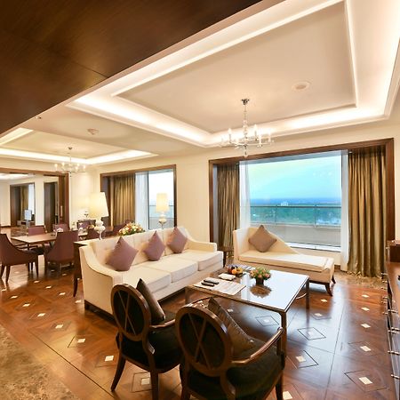 Crowne Plaza Kochi By Ihg Hotel Bagian luar foto A suite at the hotel