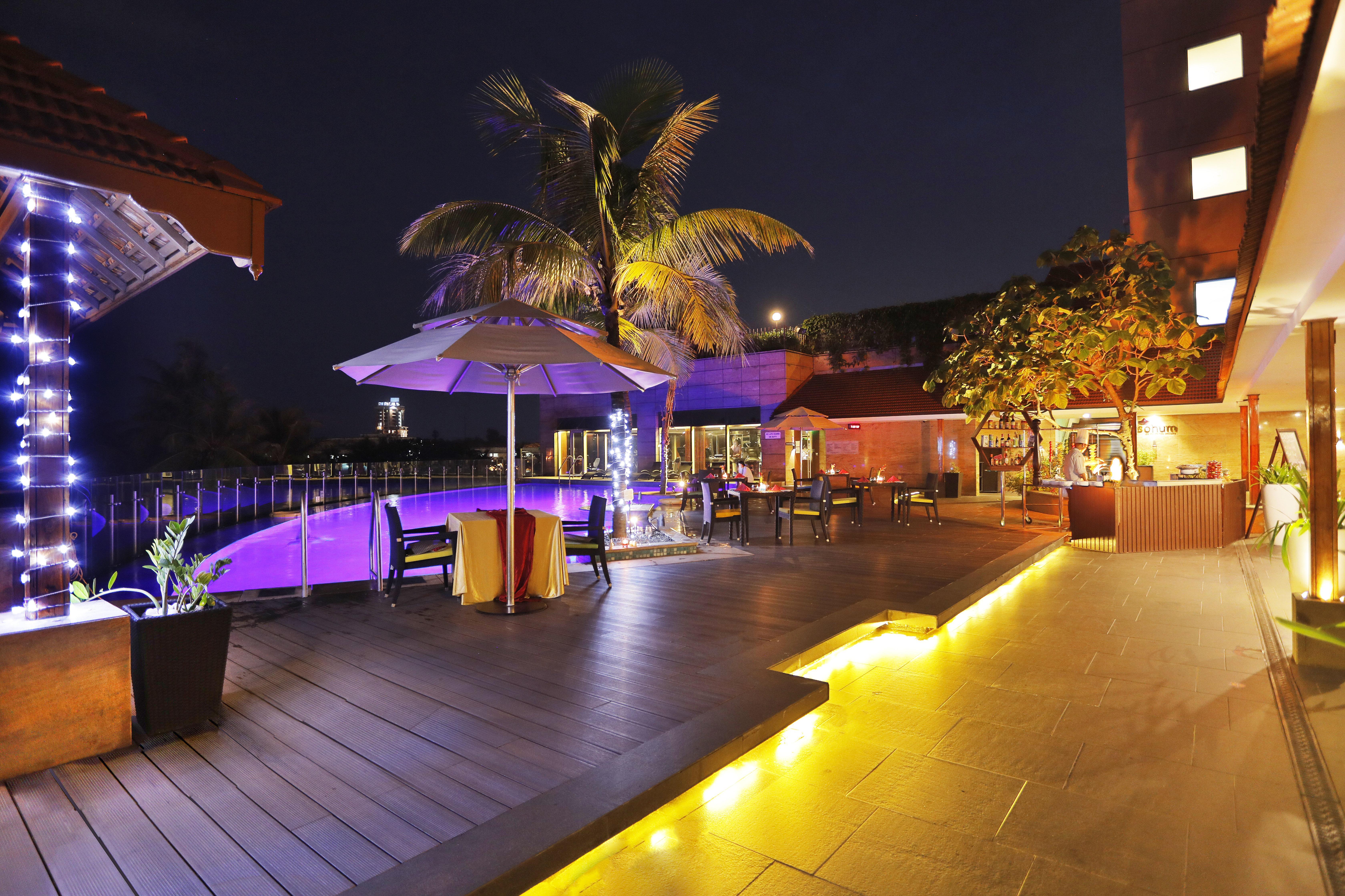 Crowne Plaza Kochi By Ihg Hotel Bagian luar foto The pool at the hotel