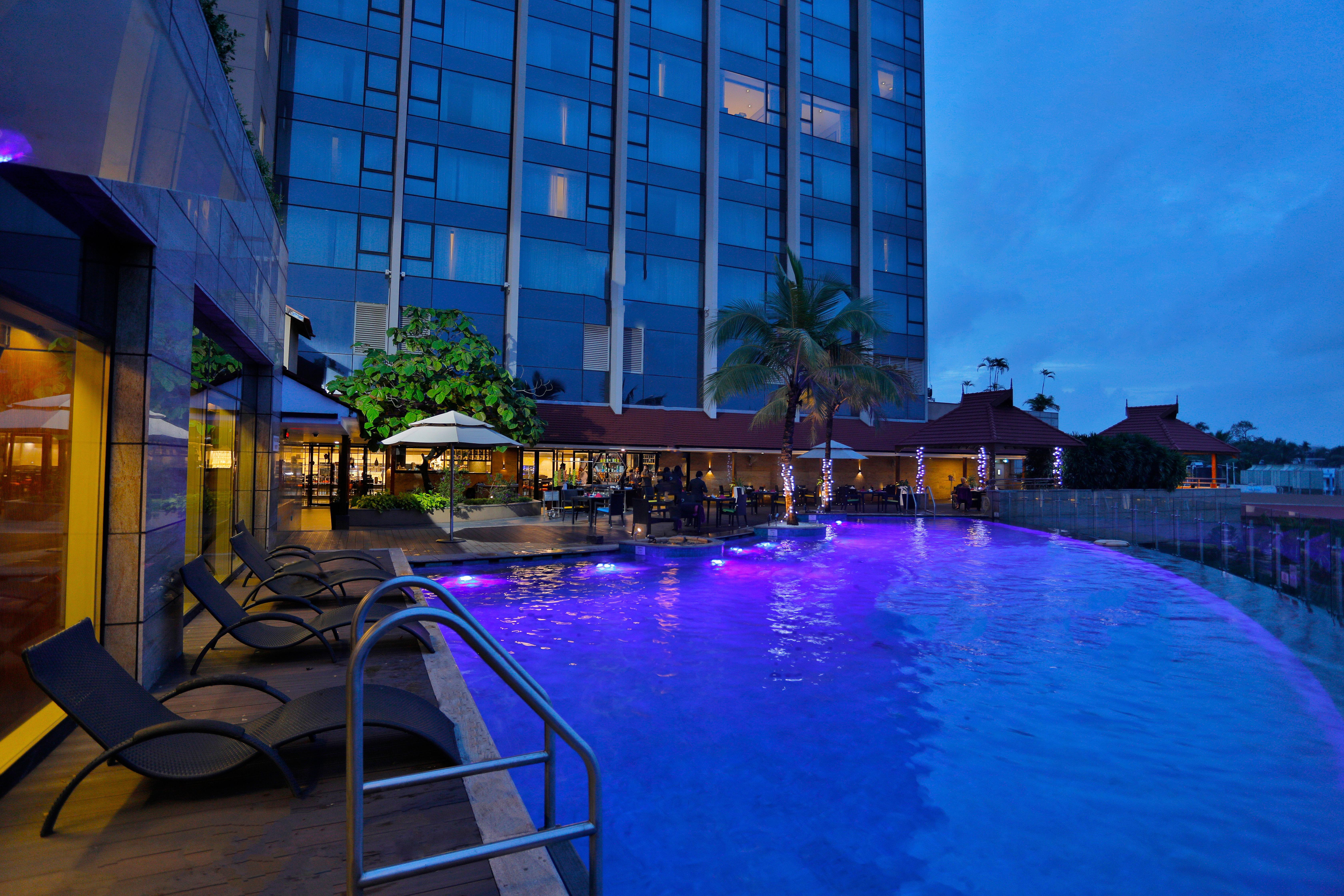 Crowne Plaza Kochi By Ihg Hotel Bagian luar foto The pool at the hotel