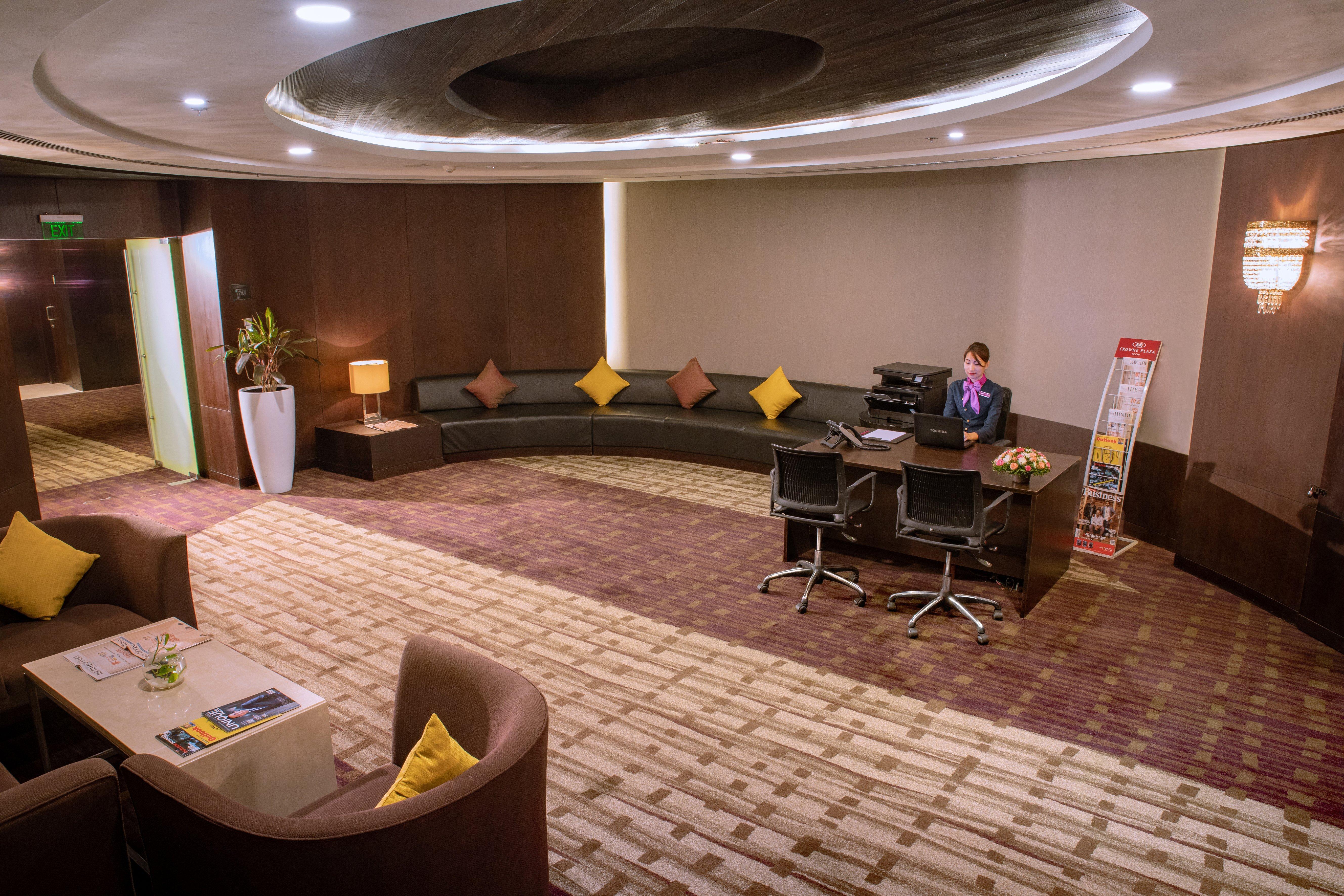 Crowne Plaza Kochi By Ihg Hotel Bagian luar foto The Royal Lounge at Tan Son Nhat International Airport