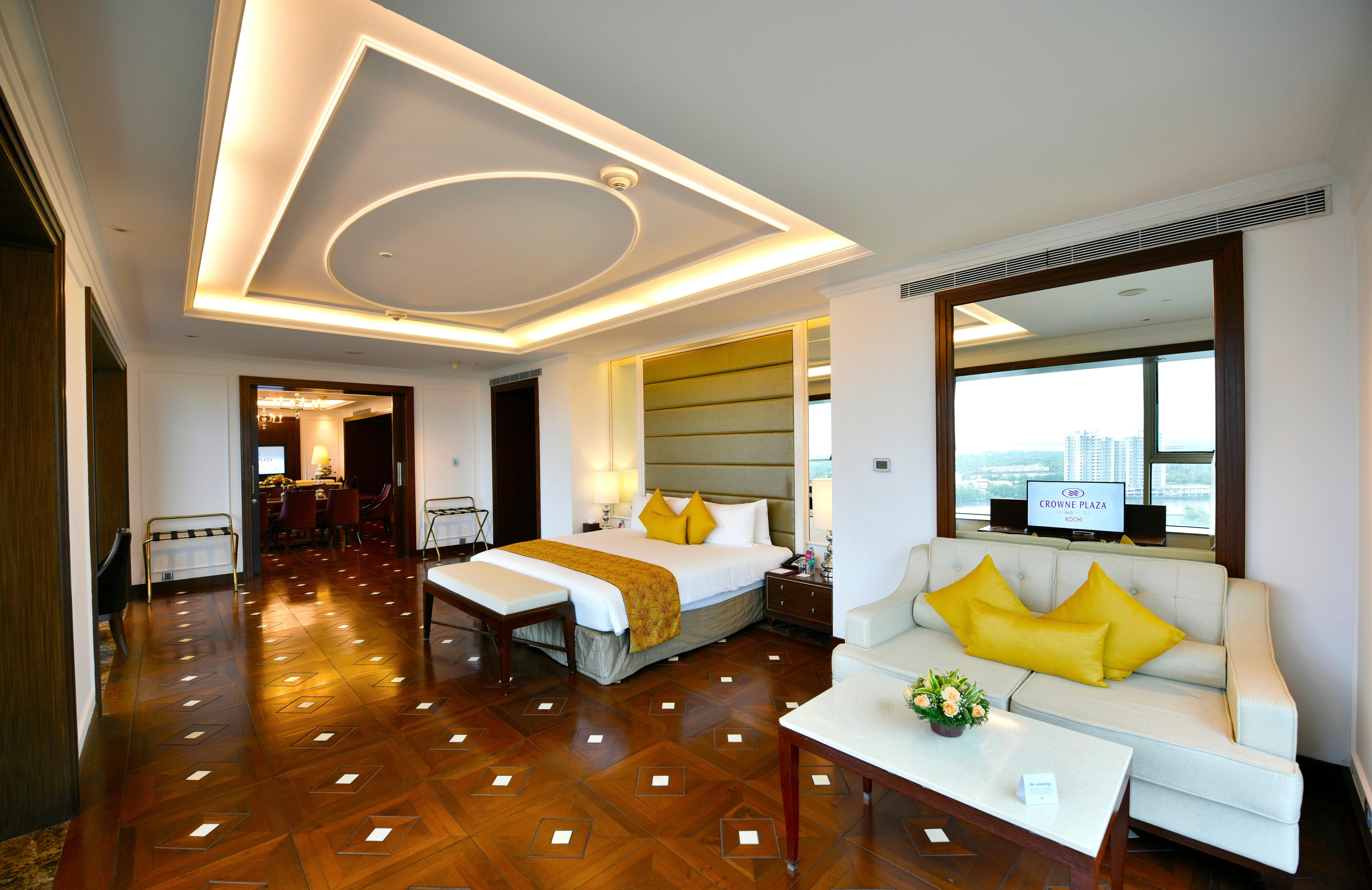 Crowne Plaza Kochi By Ihg Hotel Bagian luar foto Suite at the hotel