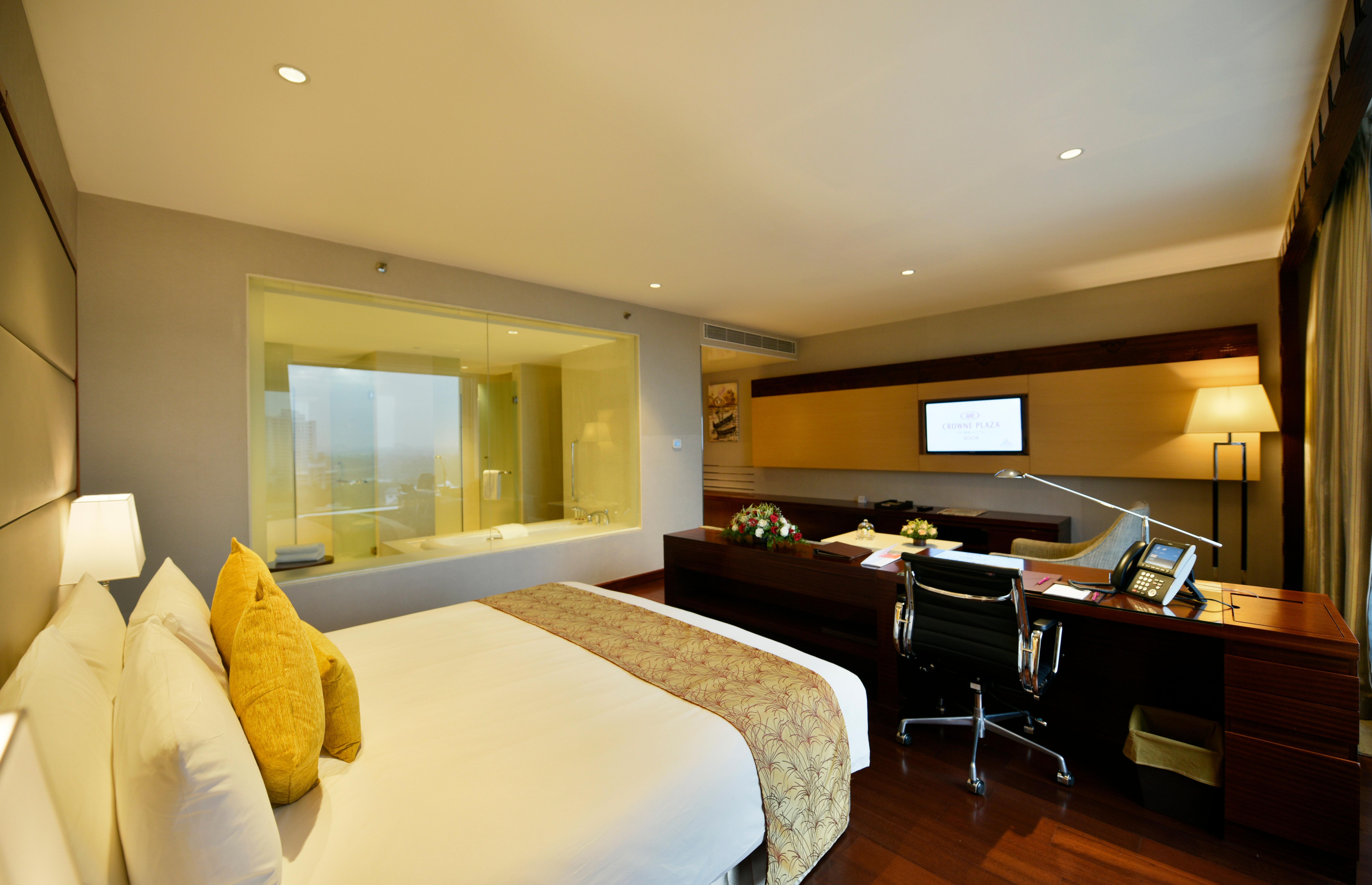 Crowne Plaza Kochi By Ihg Hotel Bagian luar foto A room at the Park