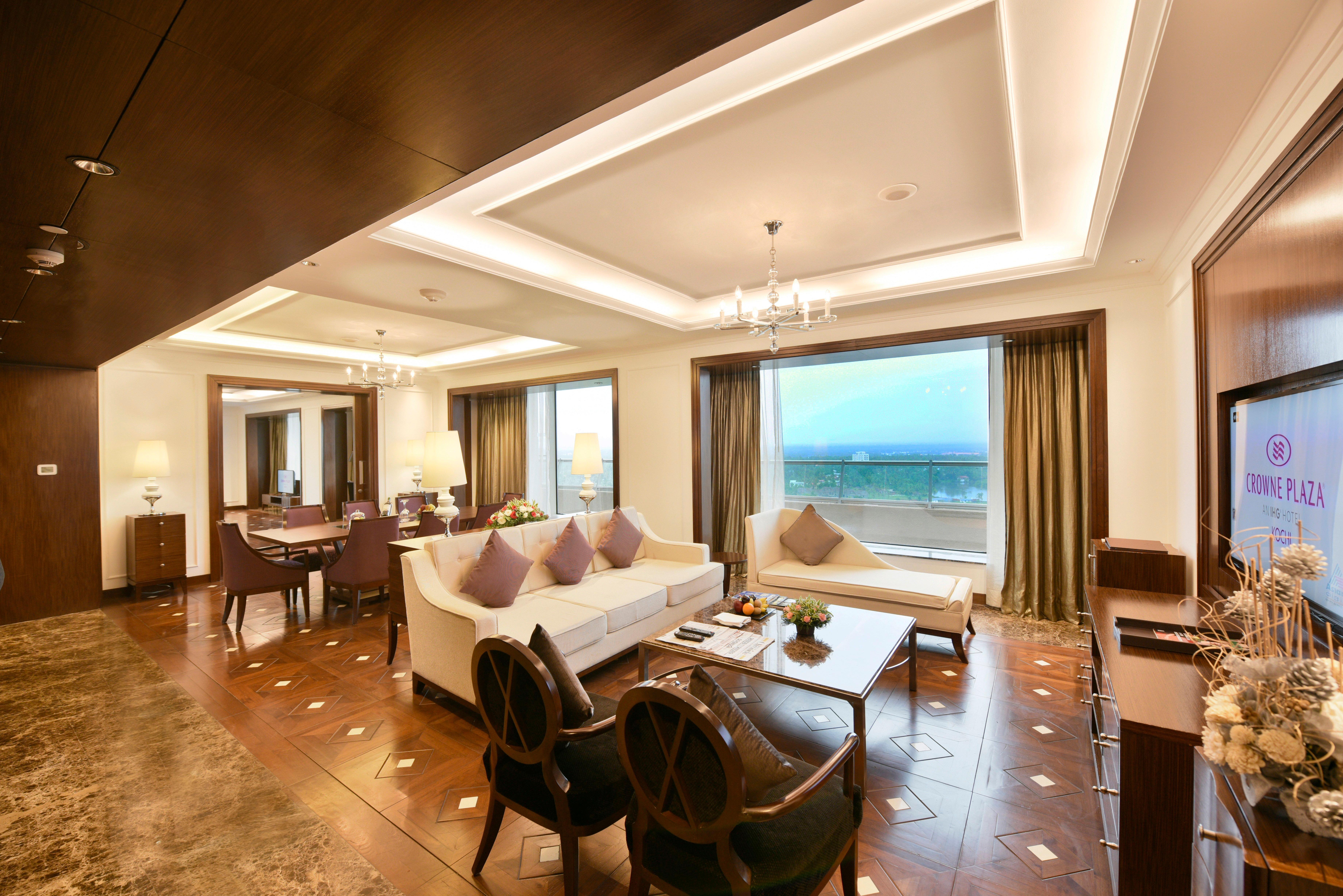 Crowne Plaza Kochi By Ihg Hotel Bagian luar foto A suite at the hotel