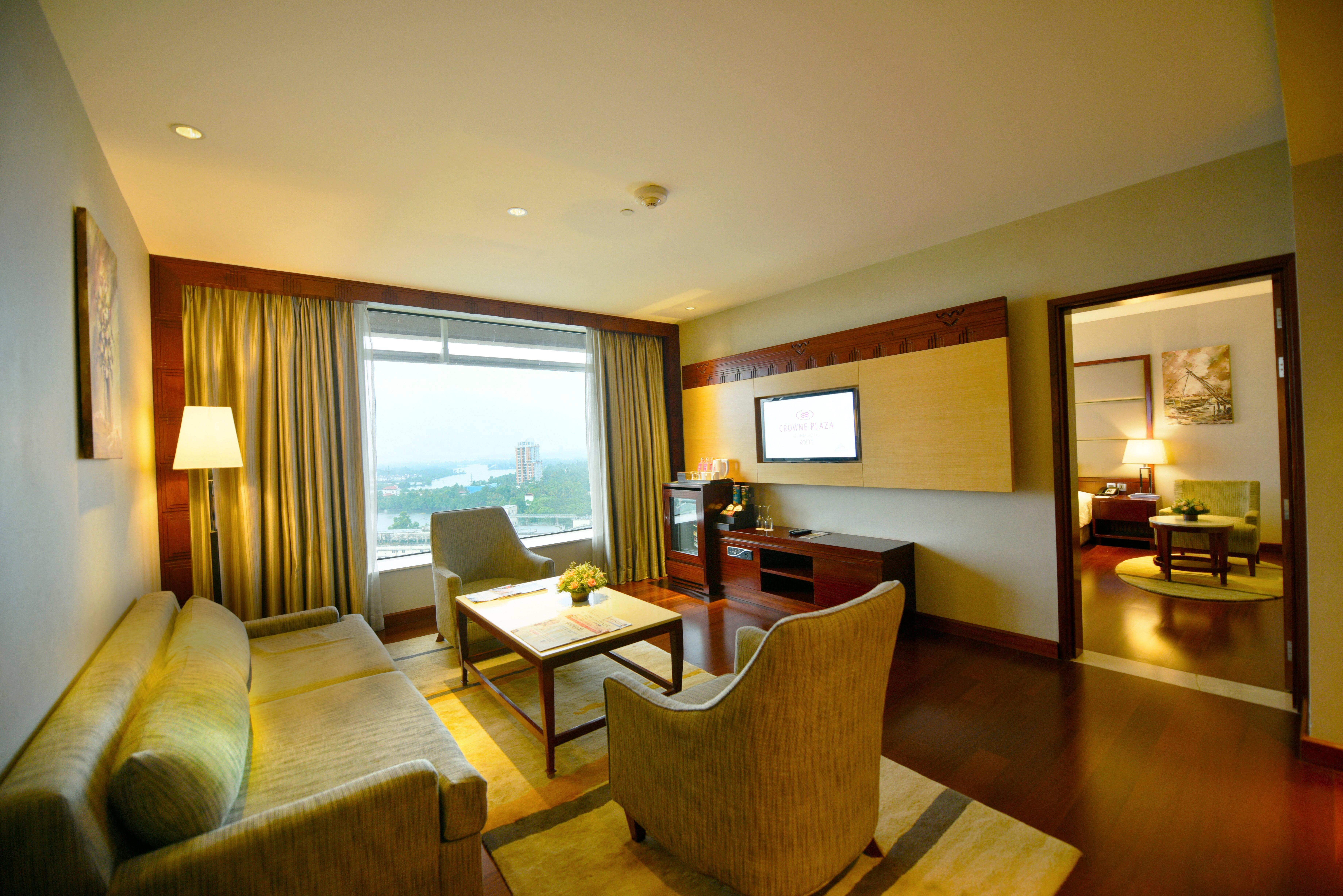 Crowne Plaza Kochi By Ihg Hotel Bagian luar foto A suite at the Taj Bengal