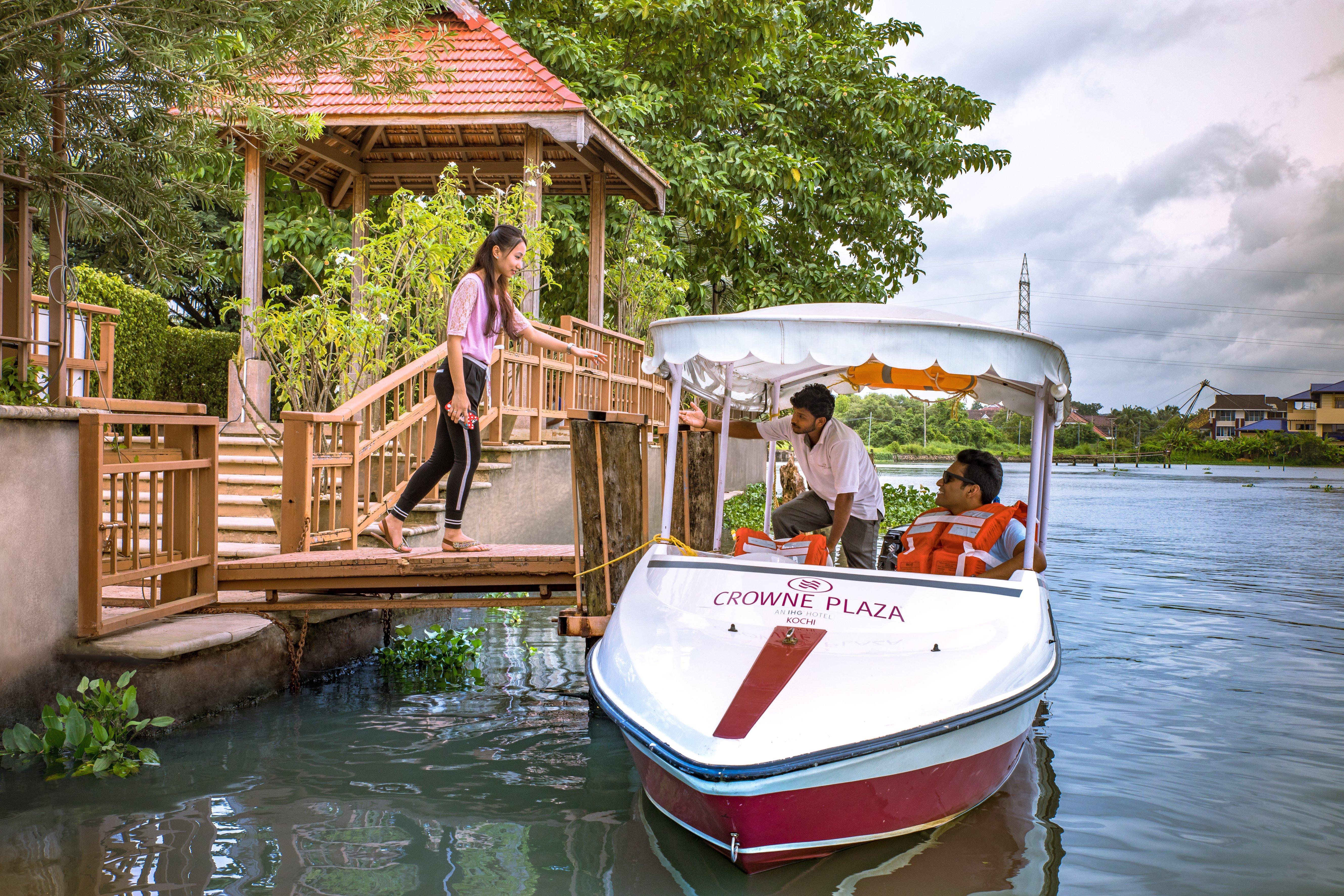 Crowne Plaza Kochi By Ihg Hotel Bagian luar foto Boating at the lake