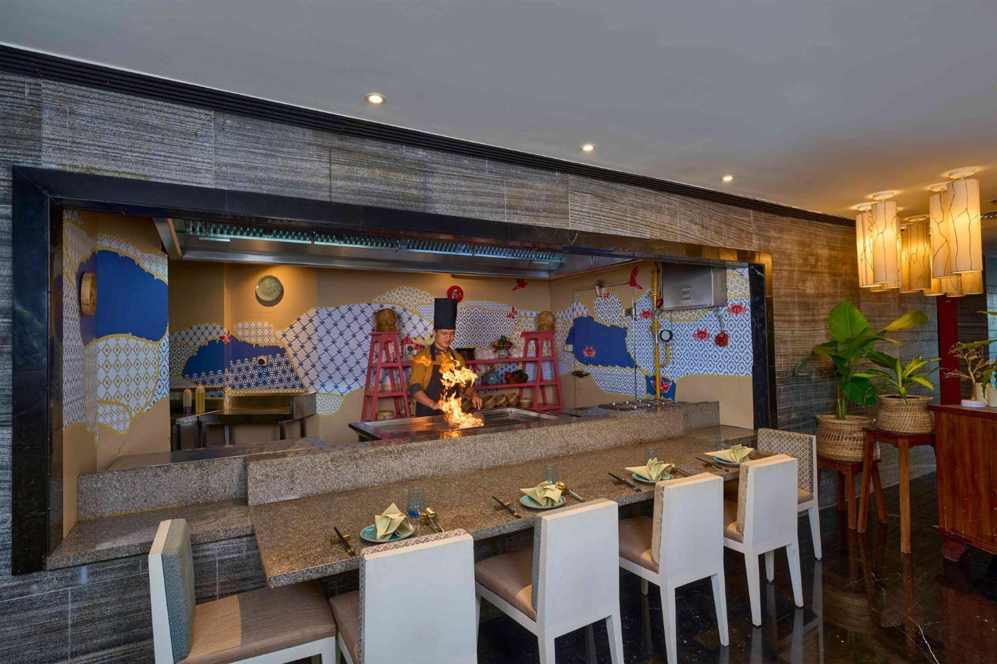 Crowne Plaza Kochi By Ihg Hotel Bagian luar foto A restaurant in the hotel