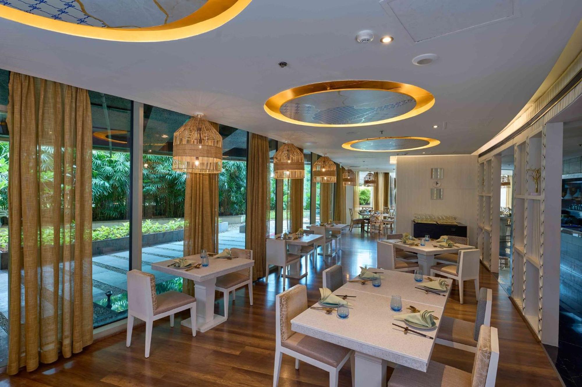 Crowne Plaza Kochi By Ihg Hotel Bagian luar foto The restaurant