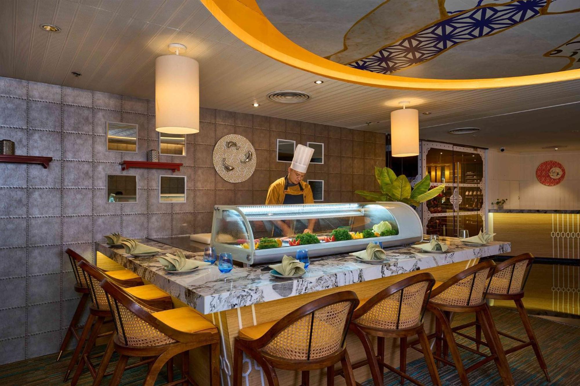 Crowne Plaza Kochi By Ihg Hotel Bagian luar foto Sushi bar