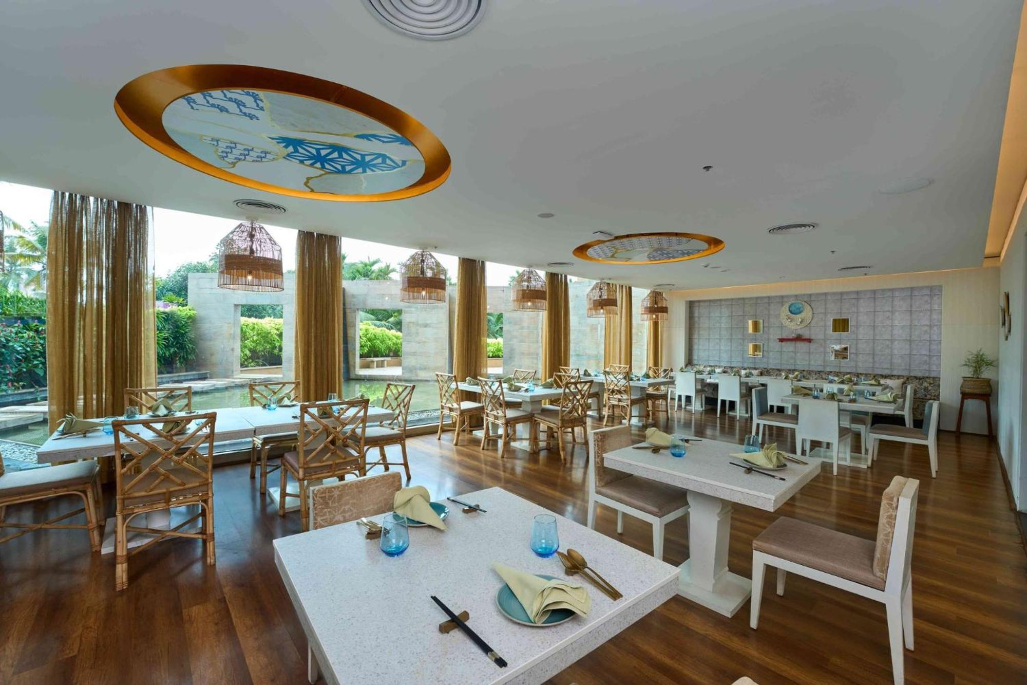 Crowne Plaza Kochi By Ihg Hotel Bagian luar foto The restaurant