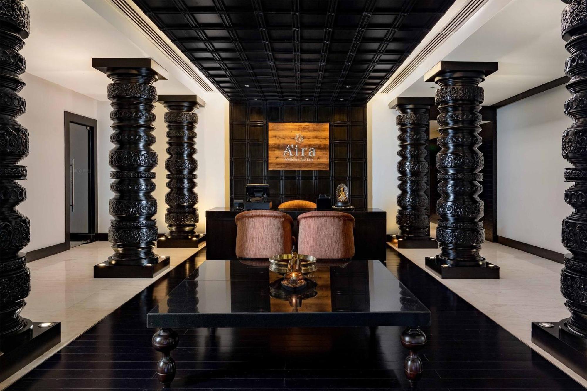 Crowne Plaza Kochi By Ihg Hotel Bagian luar foto The reception area of the hotel