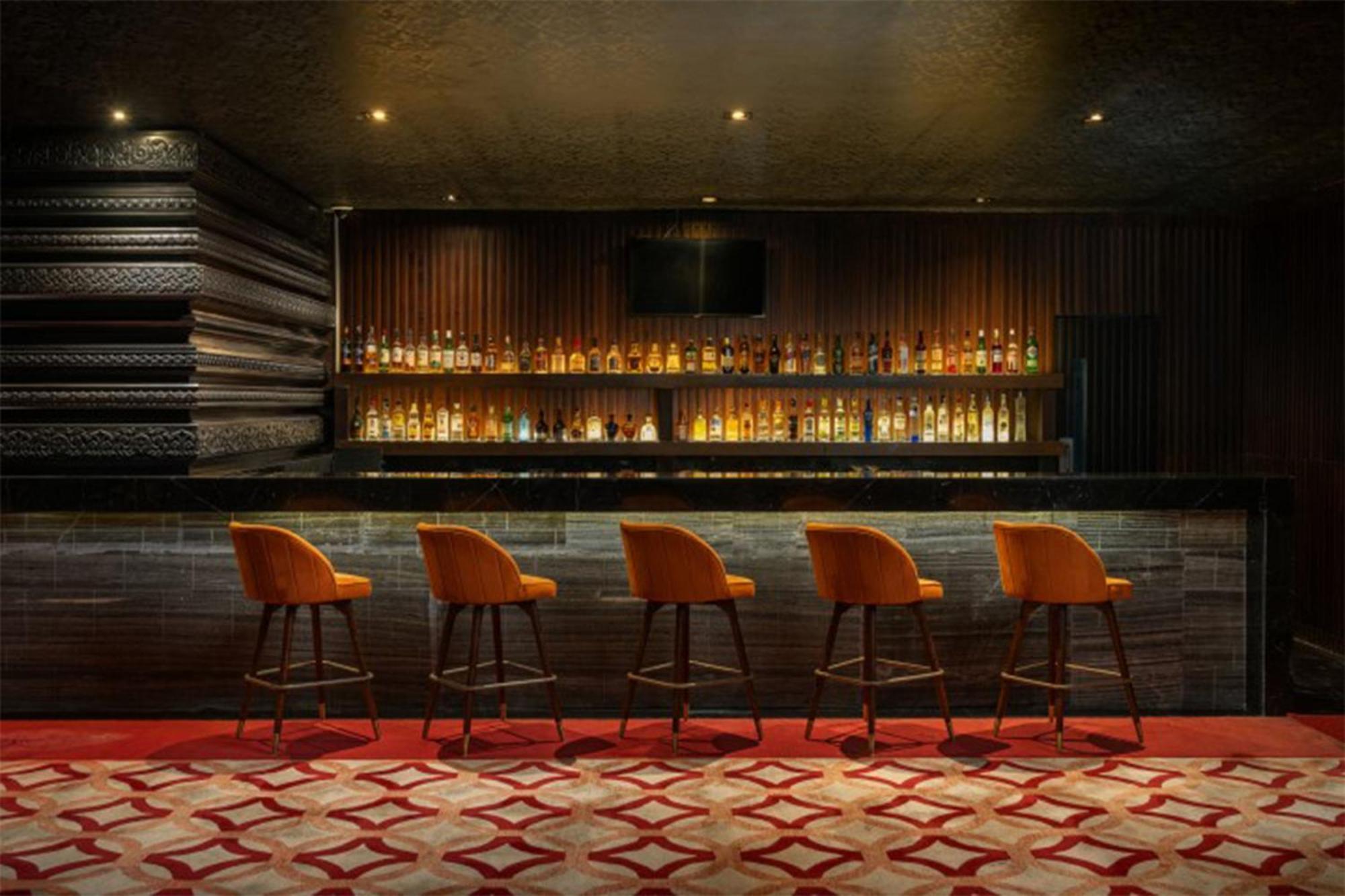 Crowne Plaza Kochi By Ihg Hotel Bagian luar foto The bar at the 1900