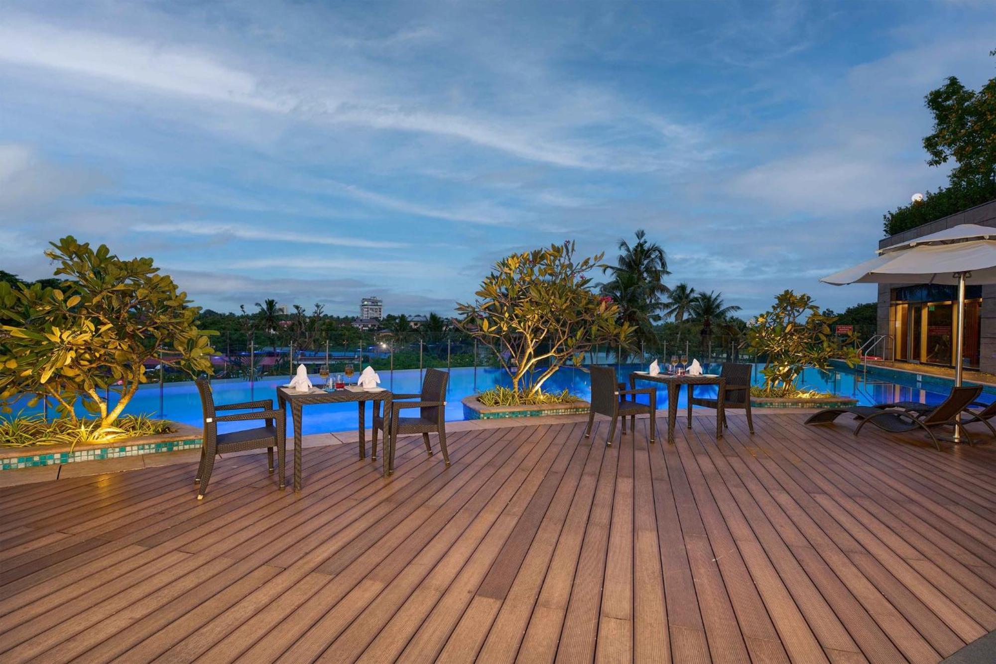 Crowne Plaza Kochi By Ihg Hotel Bagian luar foto The Park, Hyderabad