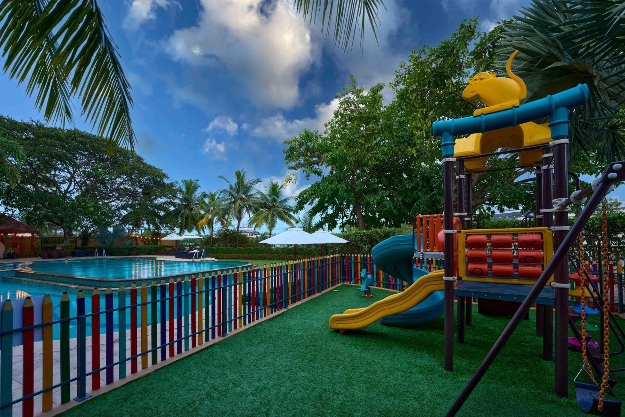 Crowne Plaza Kochi By Ihg Hotel Bagian luar foto Playground at the hotel