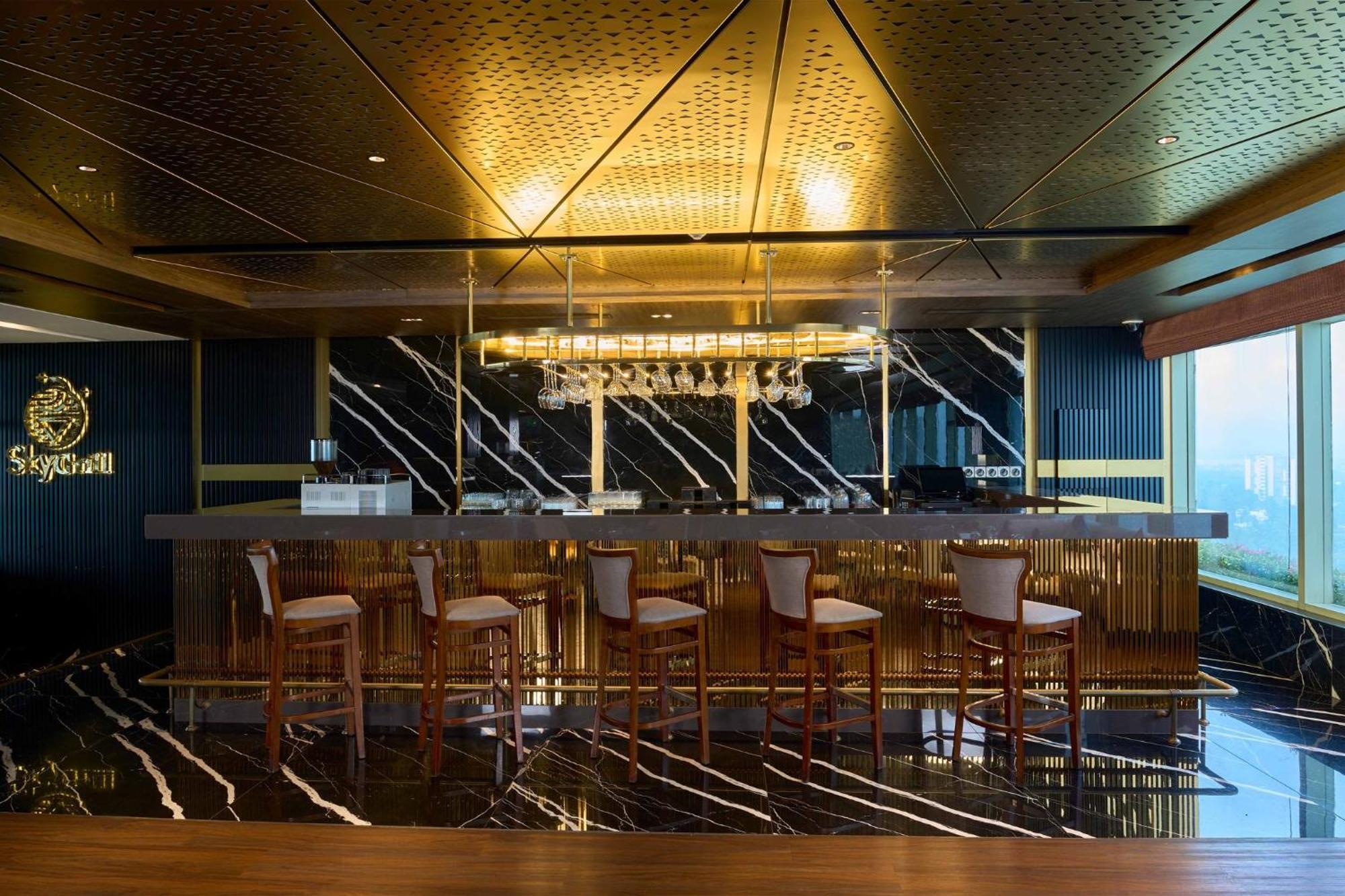 Crowne Plaza Kochi By Ihg Hotel Bagian luar foto The bar at the 101 lounge