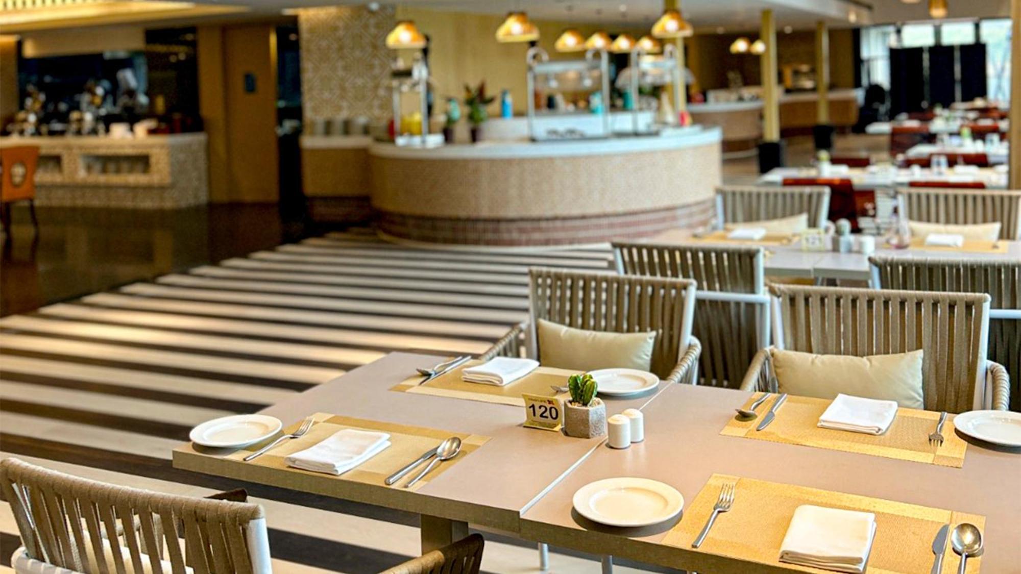 Crowne Plaza Kochi By Ihg Hotel Bagian luar foto The restaurant